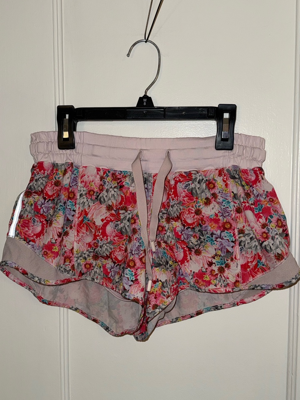 Lululemon Hotty Hot short in Flowabunga mini multi / Barely Pink - size 6